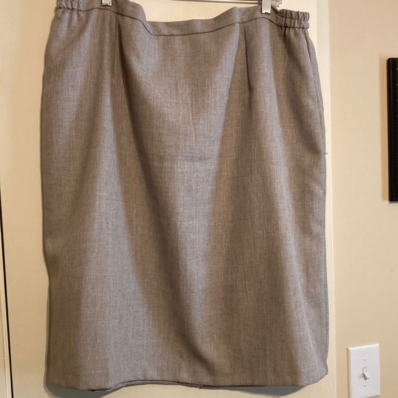 Tan/khaki skirt - Picture 1 of 4
